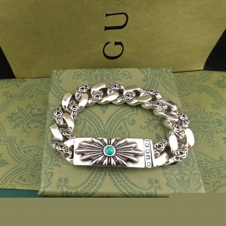 G*u*i bracelets